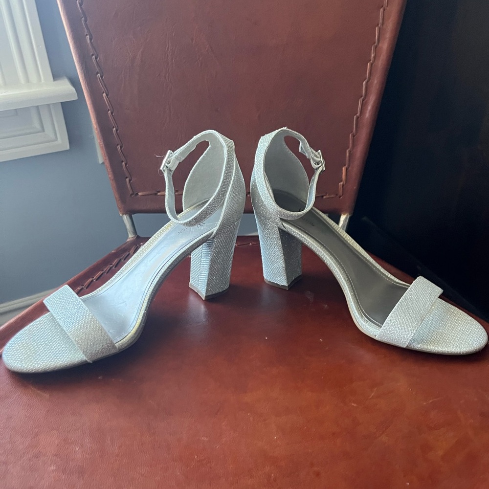 Worthington glitzy silver strappy sandal heels